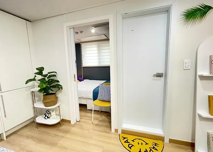 Heart Of Hongdae, 3-minute Walk To Popular Spots, K-pop Perfect For Friends And Couples Self Check-in, Luggage Storage, Elevator Available * 首爾