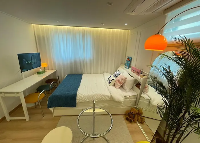 Heart Of Hongdae, 3-minute Walk To Popular Spots, K-pop Perfect For Friends And Couples Self Check-in, Luggage Storage, Elevator Available