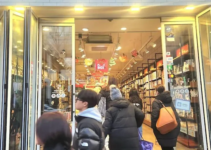 Heart Of Hongdae, 3-minute Walk To Popular Spots, K-pop Perfect For Friends And Couples Self Check-in, Luggage Storage, Elevator Available 首爾