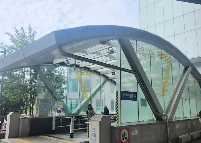 Heart Of Hongdae, 3-minute Walk To Popular Spots, K-pop Perfect For Friends And Couples Self Check-in, Luggage Storage, Elevator Available 首爾