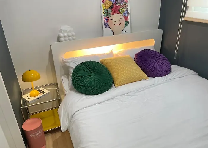 Heart Of Hongdae, 3-minute Walk To Popular Spots, K-pop Perfect For Friends And Couples Self Check-in, Luggage Storage, Elevator Available *