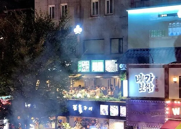 Heart Of Hongdae, 3-minute Walk To Popular Spots, K-pop Perfect For Friends And Couples Self Check-in, Luggage Storage, Elevator Available