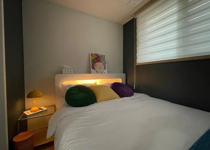 Heart Of Hongdae, 3-minute Walk To Popular Spots, K-pop Perfect For Friends And Couples Self Check-in, Luggage Storage, Elevator Available