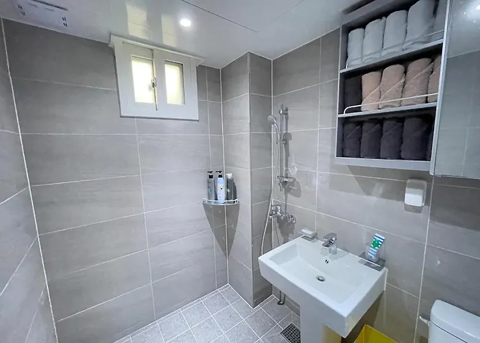 Heart Of Hongdae, 3-minute Walk To Popular Spots, K-pop Perfect For Friends And Couples Self Check-in, Luggage Storage, Elevator Available 公寓 *