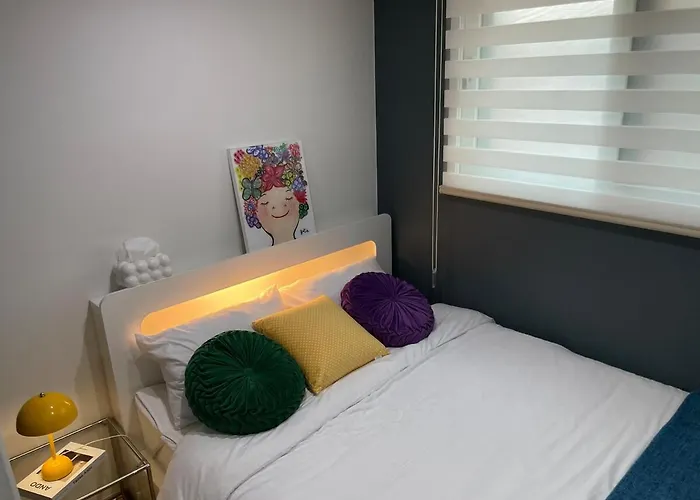 Heart Of Hongdae, 3-minute Walk To Popular Spots, K-pop Perfect For Friends And Couples Self Check-in, Luggage Storage, Elevator Available *