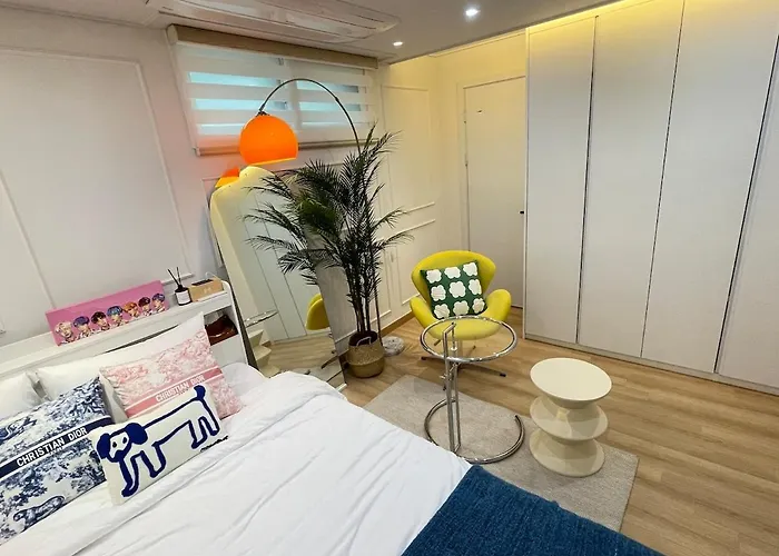 Heart Of Hongdae, 3-minute Walk To Popular Spots, K-pop Perfect For Friends And Couples Self Check-in, Luggage Storage, Elevator Available 公寓