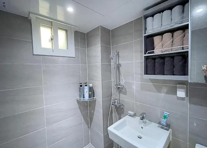 Heart Of Hongdae, 3-minute Walk To Popular Spots, K-pop Perfect For Friends And Couples Self Check-in, Luggage Storage, Elevator Available *