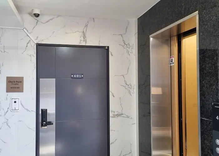 Heart Of Hongdae, 3-minute Walk To Popular Spots, K-pop Perfect For Friends And Couples Self Check-in, Luggage Storage, Elevator Available * 首爾